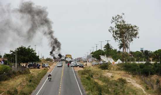 Prefeitura não cumpre acordo e servidores decidem bloquear rodovia