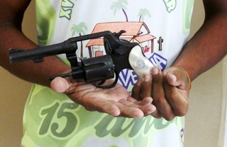 Menor é apreendido com revólver calibre 38 no centro da cidade