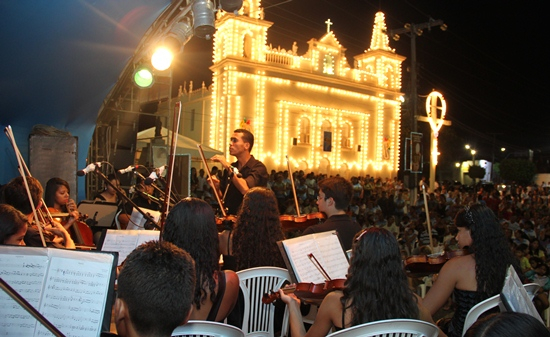 Coité: Orquestra Santo Antônio faz apresentação na Noite Cultural da Festa da Padroeira