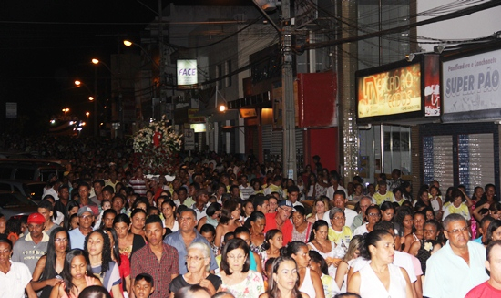 Santaluz – Milhares de devotos participaram da procissão de encerramento da festa de Santa Luzia