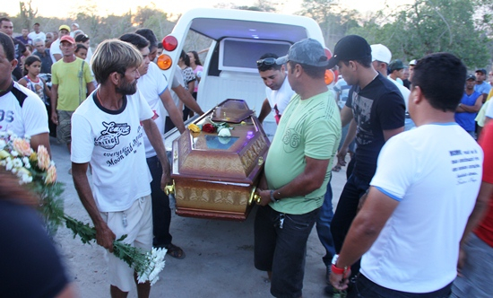 Comoção, dor, saudade e ronco dos motores marcaram o sepultamento de Nicinho em Coité