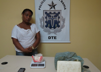 Polícia Civil descobre cocaína enterrada em quintal de residência; mãe e filho foram presos