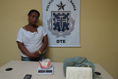 Polícia Civil descobre cocaína enterrada em quintal de residência; mãe e filho foram presos