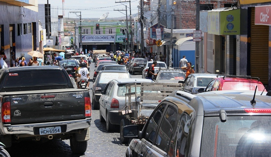 Conceição do Coité viveu um dia atípico. O trânsito engarrafou nesta segunda-feira