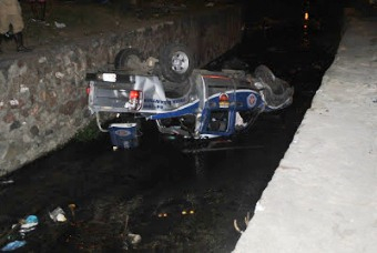 Viatura da PM bate em árvore e cai dentro de canal em Feira de Santana