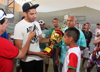 Wallace faz entrega de troféus e medalhas aos vencedores de copa que levou o seu nome