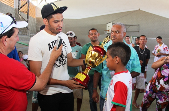 Wallace faz entrega de troféus e medalhas aos vencedores de copa que levou o seu nome