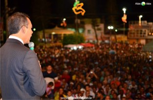 Prefeito Assis toma as primeiras medidas em praça pública