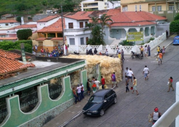 Caminhão carregado de sisal tomba sobre uma casa