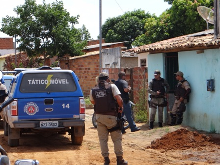 Feira de Santana: operação da PM prende três homens, apreende drogas e dinheiro