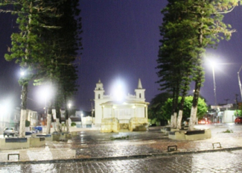Veja fotos do forte temporal que caiu no centro de Coité na noite desta segunda-feira