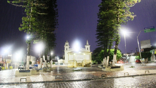 Veja fotos do forte temporal que caiu no centro de Coité na noite desta segunda-feira