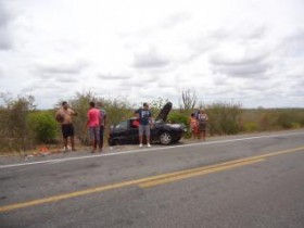 Riachão carro capota