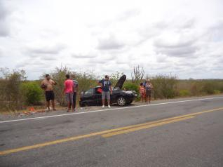Carro capota seis vezes após derrapar em britas