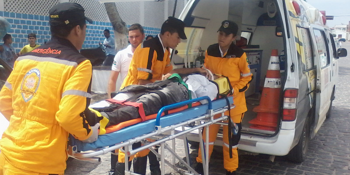 Colisão entre carro e moto deixa idoso ferido