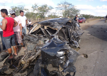 Jovem bate carro em caminhão e morre.Familiares acreditam que o mesmo provocou o acidente