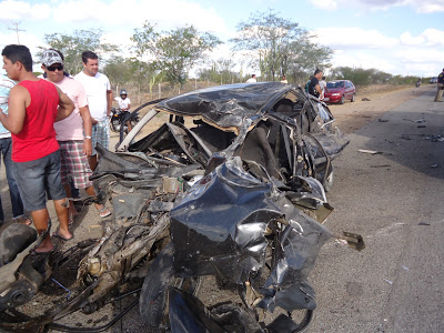 Jovem bate carro em caminhão e morre.Familiares acreditam que o mesmo provocou o acidente