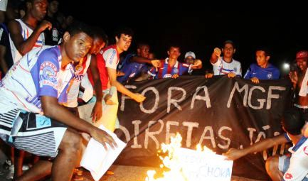 Sócios do Bahia aprovam mudanças no estatuto, sob protesto da torcida