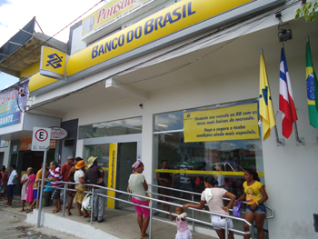 Assaltantes estouram caixa eletrônico em Caldas do Jorro e sequestram gerente para roubar o BB de Araci