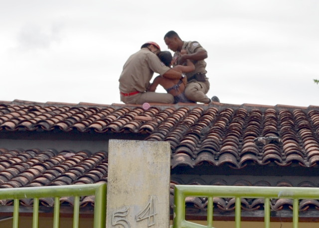 Feira de Santana: bombeiros resgatam menina que ameaçava se jogar de telhado