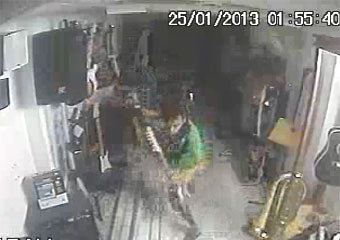 Valente – Câmera de segurança flagra bandidos furtando instrumentos musicais em loja