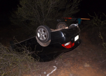 Professor sai ileso depois de capotar o carro na BR 116/Norte em Tucano