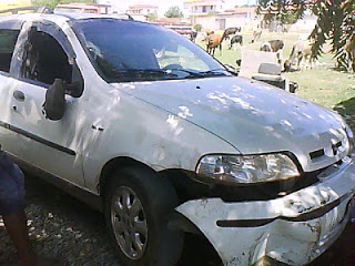 Carro capota e homem sai ileso