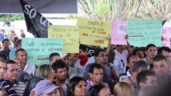cartazes de protesto em capim grosso
