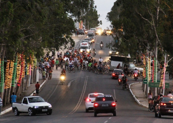 População fechou o trânsito para receber pai e filho que pedalaram de São Paulo a Valente