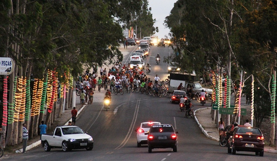 População fechou o trânsito para receber pai e filho que pedalaram de São Paulo a Valente