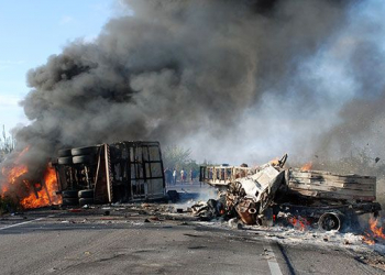 Colisão entre carretas deixa um dos motoristas morto próximo ao Jorrinho