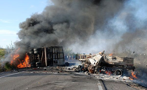 Colisão entre carretas deixa um dos motoristas morto próximo ao Jorrinho