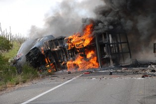 colisão entre carretas.2