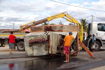 Comprensor fica danificado ao cair de carroceria de caminhão