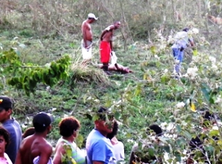 Corpo de jovem perfurado à tiros é encontrado em matagal