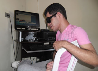 Deficiente visual produz e apresenta programa de Web Rádio