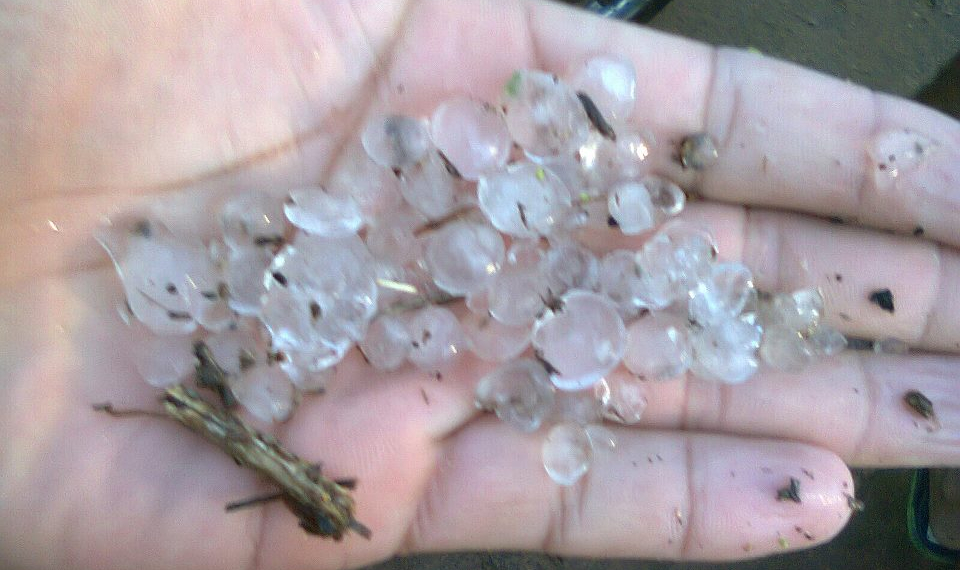 Morador do Distrito de Chapada registra chuva de granizo