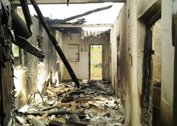 Incêndio criminoso destrói três casas da mesma família na zona rural de Candeal