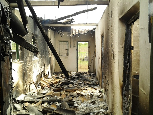 Incêndio criminoso destrói três casas da mesma família na zona rural de Candeal
