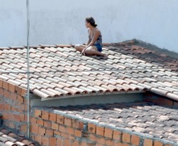 jovem em cima da casa