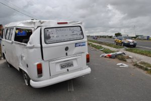 Kombi capota e mata pedestre na BR-324