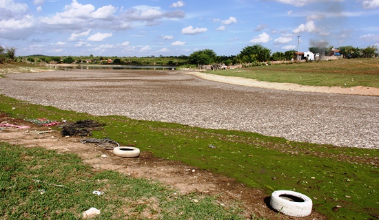 Visto a distância o cenario mais parece uma barragem seca, mas a cor que parece ser barro é peixe
