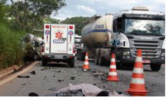 Acidente na BR-324: motorista invade pedágio, atropela dois e mata um