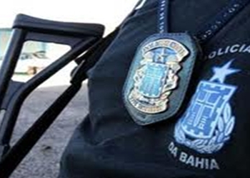 Treze presos fogem da delegacia. Polícia captura um dos foragidos.