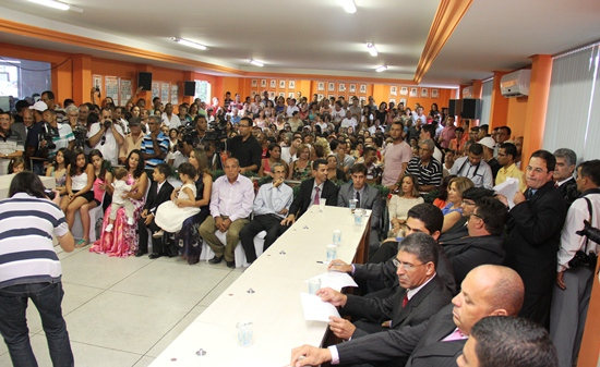 Assis e Alex são empossados e o povo fez festa jamais vista em Conceição do Coité – Conheça os dez decretos assinados pelo prefeito