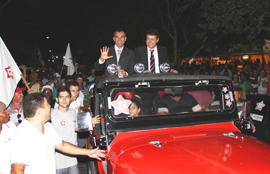 Assis e Alex são empossados e o povo fez festa jamais vista em Conceição do Coité – Conheça os dez decretos assinados pelo prefeito