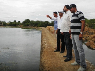 Santaluz – Vereadores preocupados com a falta d’água visitam barragem em Queimadas