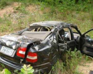 Duas crianças morrem e quatro pessoas ficam feridas em acidente na BA-026