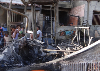 Ônibus pega fogo e atinge casas em Feira de Santana
