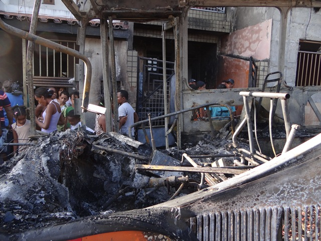 Ônibus pega fogo e atinge casas em Feira de Santana